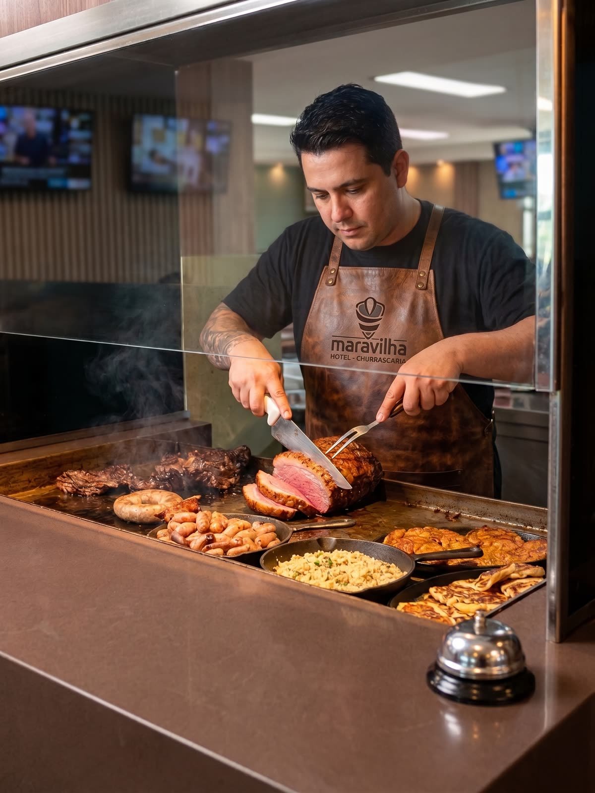 Churrasqueiro cortando carne na hora